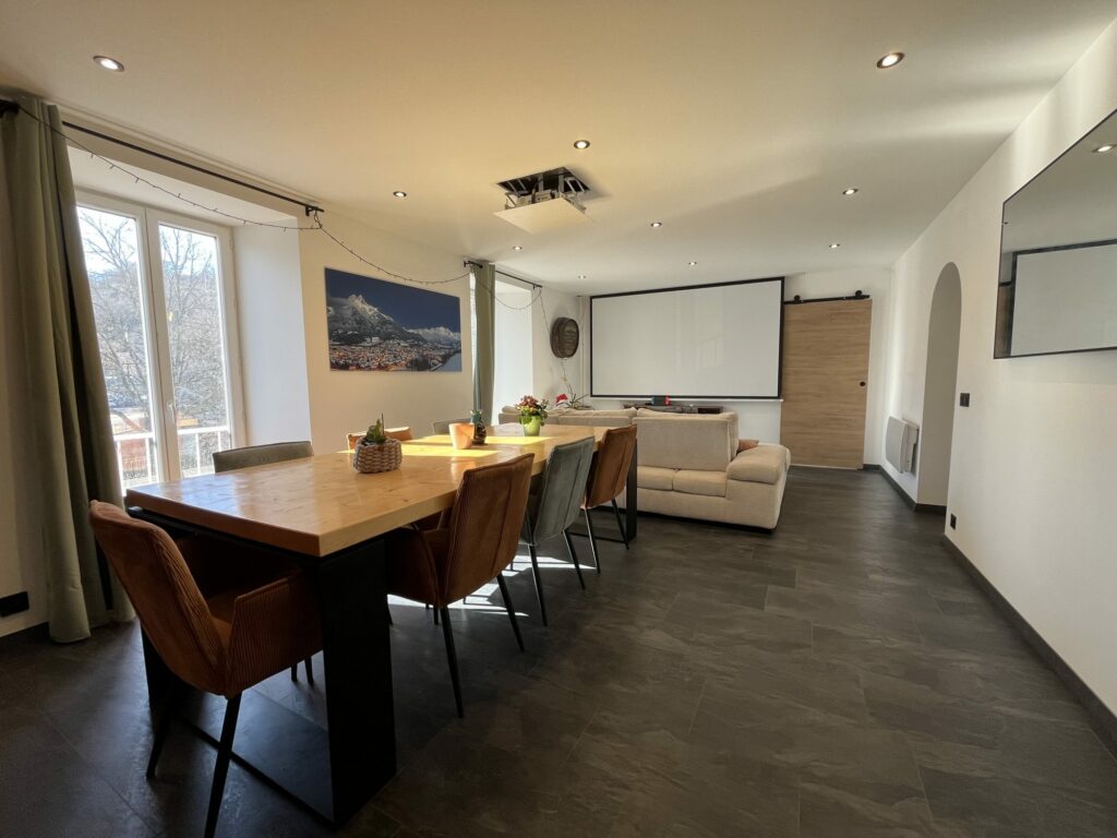 1772035590_VA2433_18_original